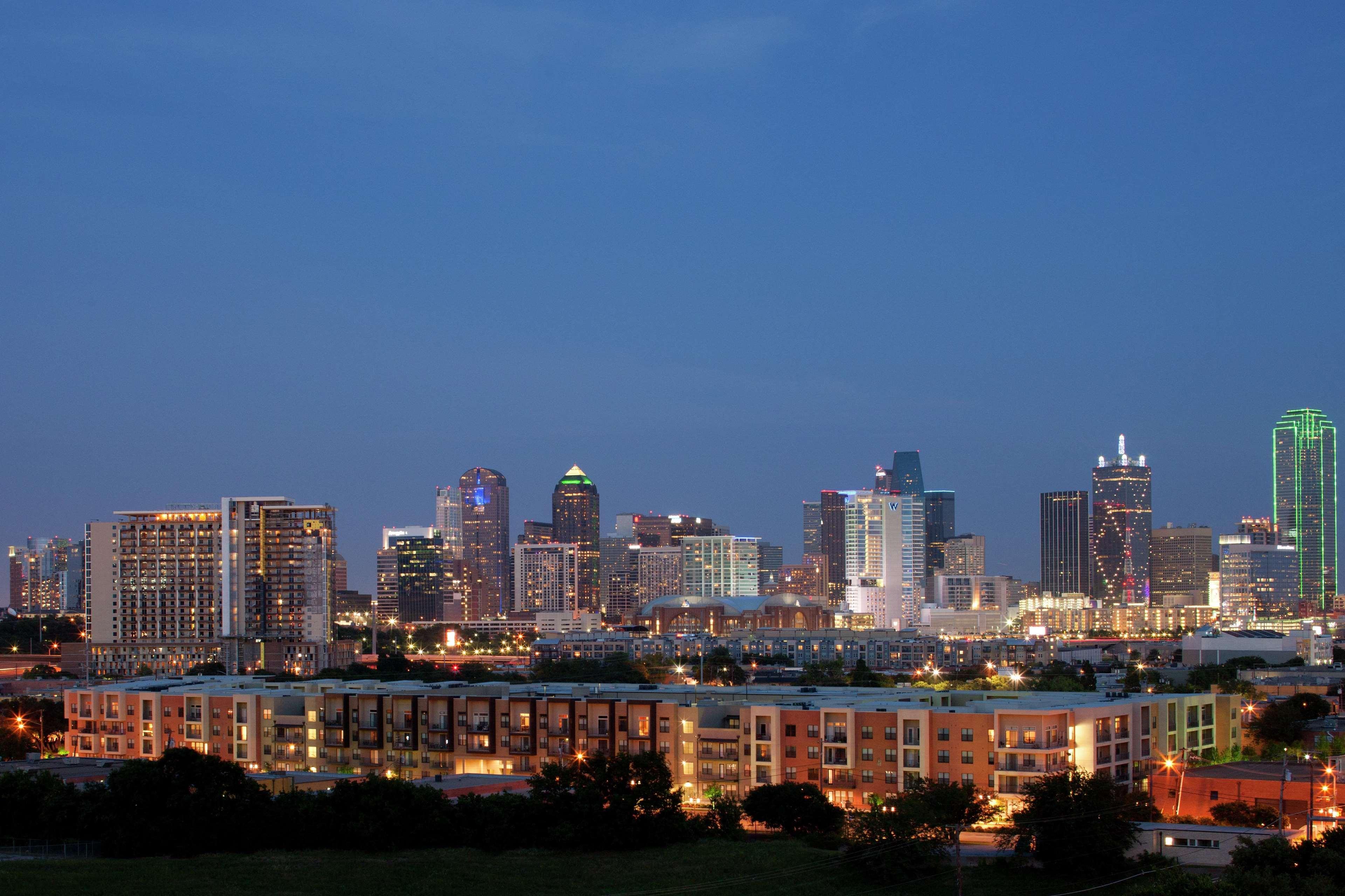 Doubletree By Hilton Dallas Market Center Eksteriør billede