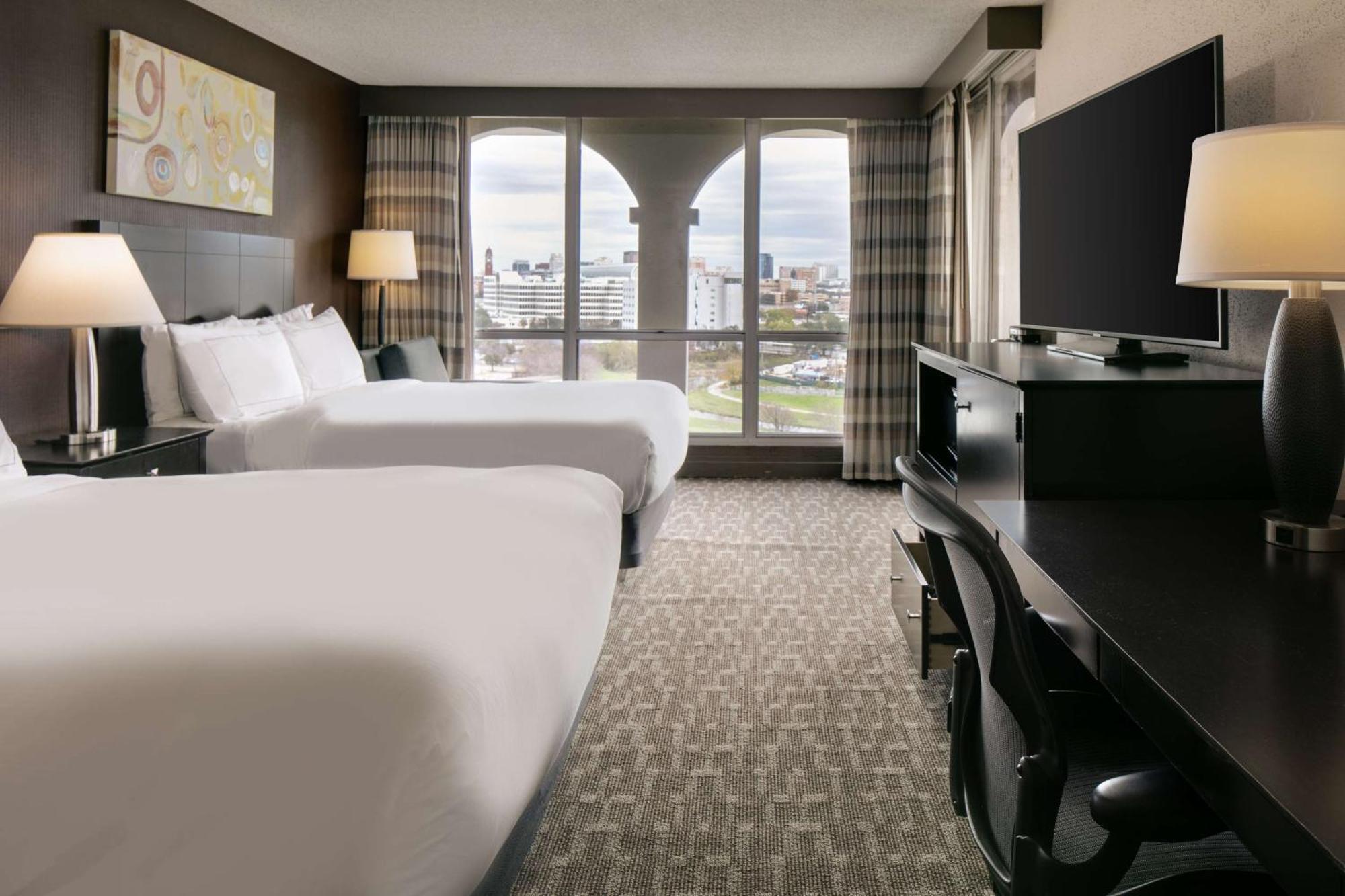 Doubletree By Hilton Dallas Market Center Eksteriør billede