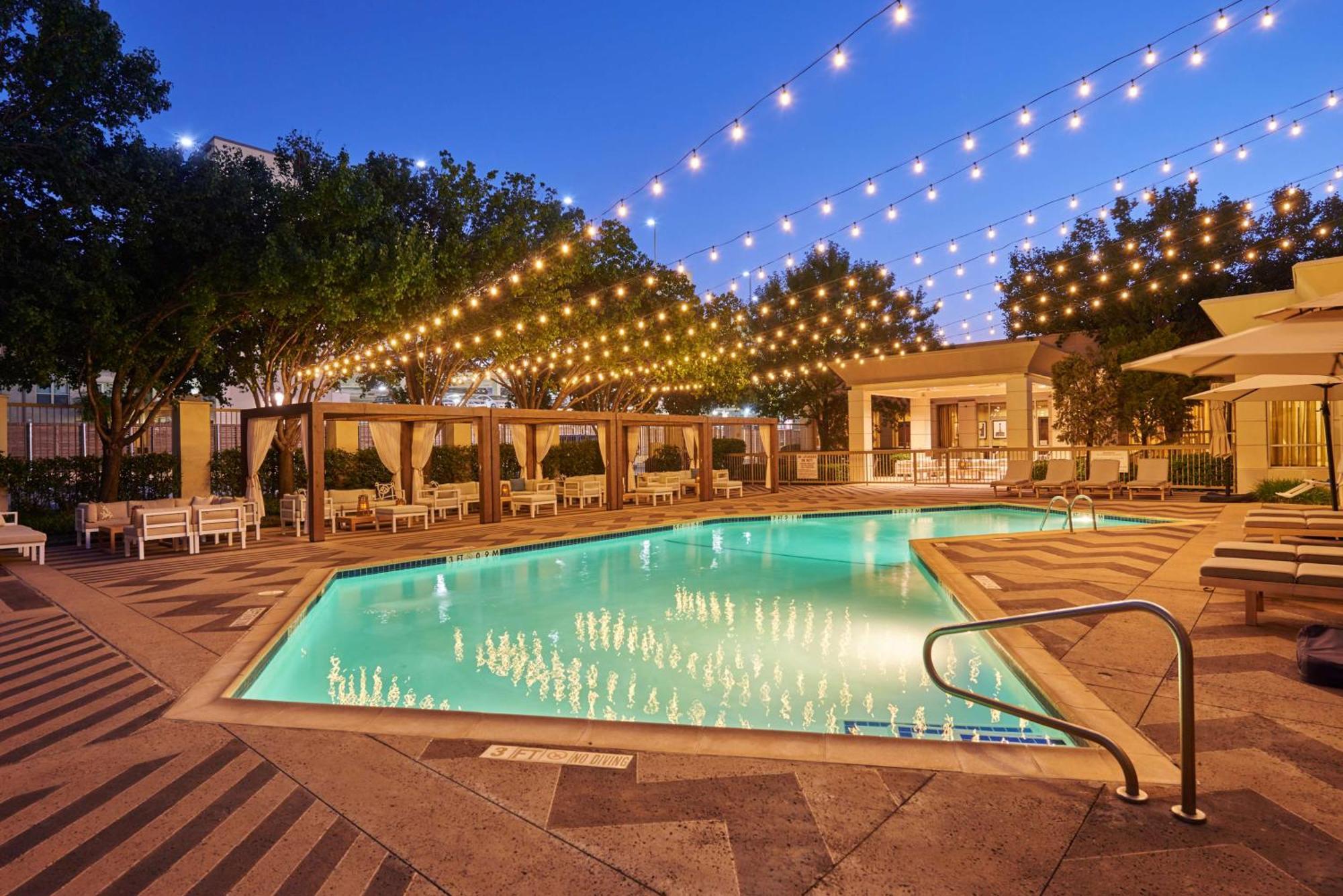 Doubletree By Hilton Dallas Market Center Eksteriør billede